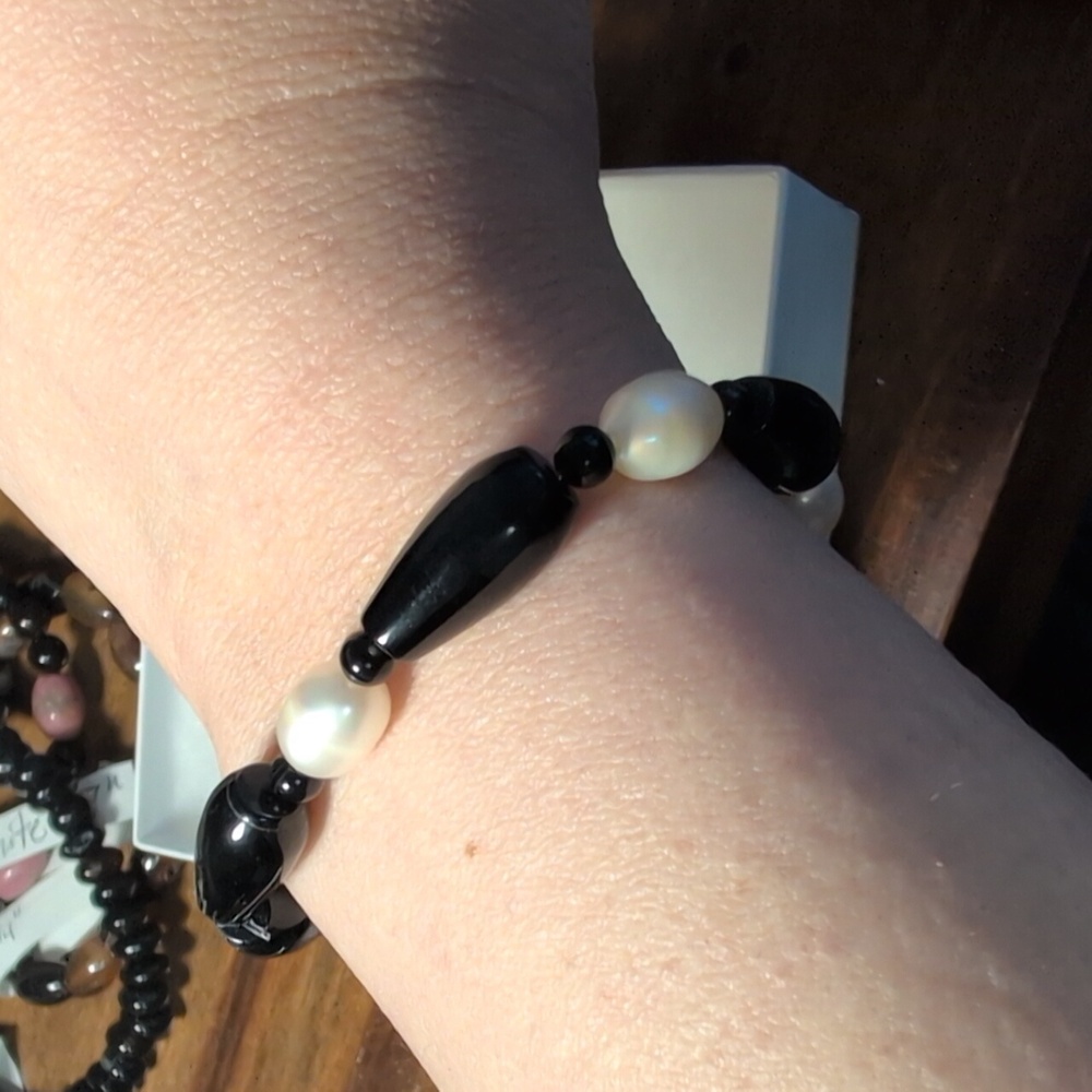 Handmade Black Onyx And Cultured Freshwater Pearl Stretch Bracelet - Picture 2 of 2